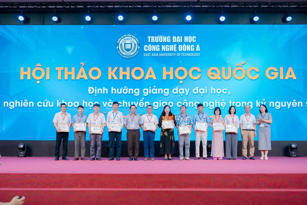 Trao chứng nhận cho các tác giả
